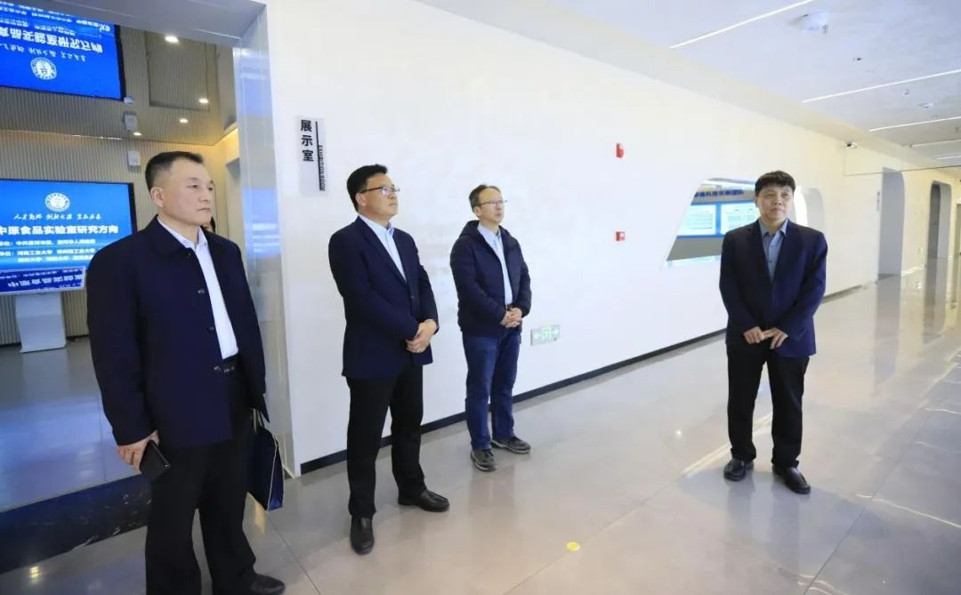 花花牛乳業(yè)集團黨委書記、董事長唐洪峰一行赴中原食品實驗室同中國工程院院士、中原食品實驗室主任任發(fā)政座談交流