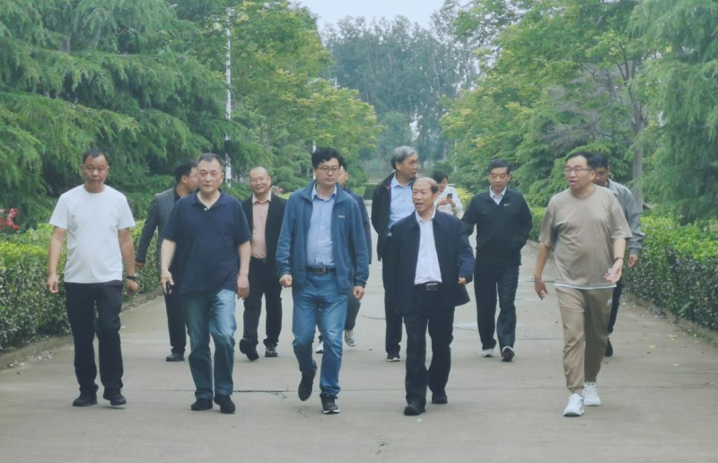 花花牛丨河南農(nóng)業(yè)大學黨委副書記、校長介曉磊一行蒞臨花花牛河南瑞亞參觀調(diào)研