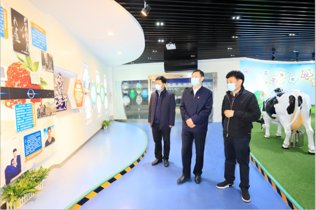 河南省委農辦主任、農業(yè)農村廳廳長申延平一行調研河南花花牛乳業(yè)集團